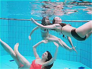 three bare girls have joy underwater