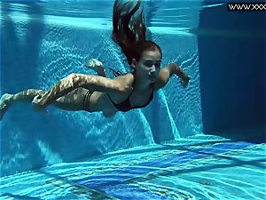 Tiffany Tatum unwraps nude underwater